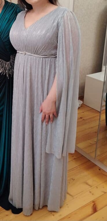 Gümüşü rəngdə, zərif parıltılı şifon fakturalı uzun axıcı ziyafət lalafo.az -da Gümüşü rəngdə, zərif parıltılı şifon fakturalı uzun axıcı ziyafət