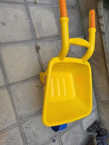 Uşaq üçün plastik bir təkərli arabanın təsviri - Parlaq sarı gövdə və lalafo.az -da Uşaq üçün plastik bir təkərli arabanın təsviri - Parlaq sarı gövdə və