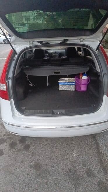 Ağ rəngdə Hyundai i30 hetçbek model avtomobil. Bu model geniş baqaj lalafo.az -da Ağ rəngdə Hyundai i30 hetçbek model avtomobil. Bu model geniş baqaj