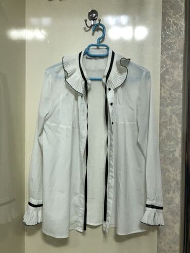 Ağ rəngli qadın köynəyi - Dizayn: Plisəli volanlı yaxa və qollar lalafo.az -da Ağ rəngli qadın köynəyi - Dizayn: Plisəli volanlı yaxa və qollar