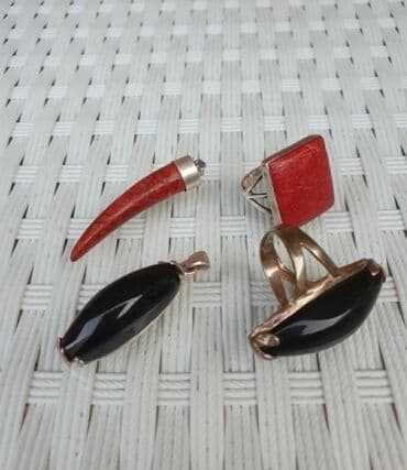 Dəstə daxildir: Kulon, Üzük, Gümüş lalafo.az -da Dəstə daxildir: Kulon, Üzük, Gümüş