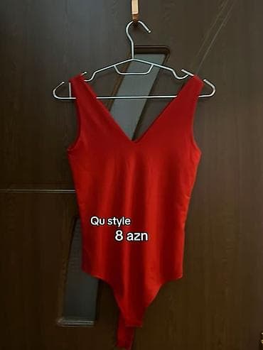 Qırmızı bodi – Qu style • Dərin V-yaxa, qolsuz dizayn • Alt at lalafo.az Qırmızı bodi – Qu style • Dərin V-yaxa, qolsuz dizayn • Alt