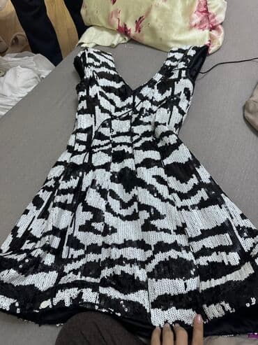 Qara-ağ payetli gecə/libas - Model: A-kəsimli, beldən açılan ətək - lalafo.az -da Qara-ağ payetli gecə/libas - Model: A-kəsimli, beldən açılan ətək -