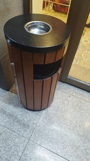 Qara və qızılı rənglərdə metal zibil qutusu. Dekorativ elementləri lalafo.az -da Qara və qızılı rənglərdə metal zibil qutusu. Dekorativ elementləri