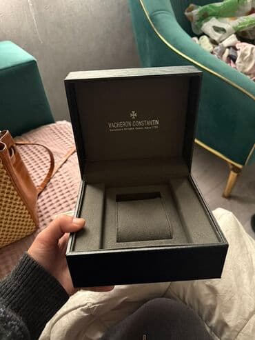 Vacheron Constantin brendinə məxsus qara rəngli saat qutusu. Qutu qara lalafo.az -da Vacheron Constantin brendinə məxsus qara rəngli saat qutusu. Qutu qara