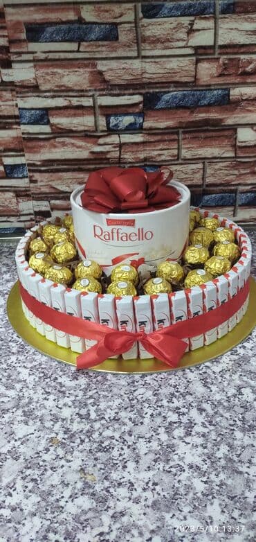 Hədiyyəlik şirniyyat kompozisiyası - Dairəvi qızılı altlıqlı lalafo.az -da Hədiyyəlik şirniyyat kompozisiyası - Dairəvi qızılı altlıqlı