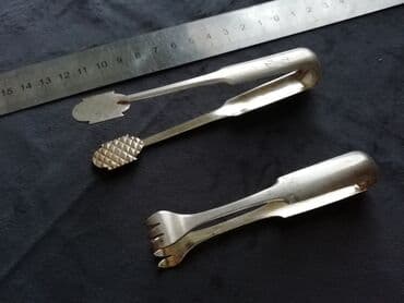 Gümüş olan bu iki ədəd qədimi qənd tutan zərif dizaynı ilə seçilir lalafo.az -da Gümüş olan bu iki ədəd qədimi qənd tutan zərif dizaynı ilə seçilir