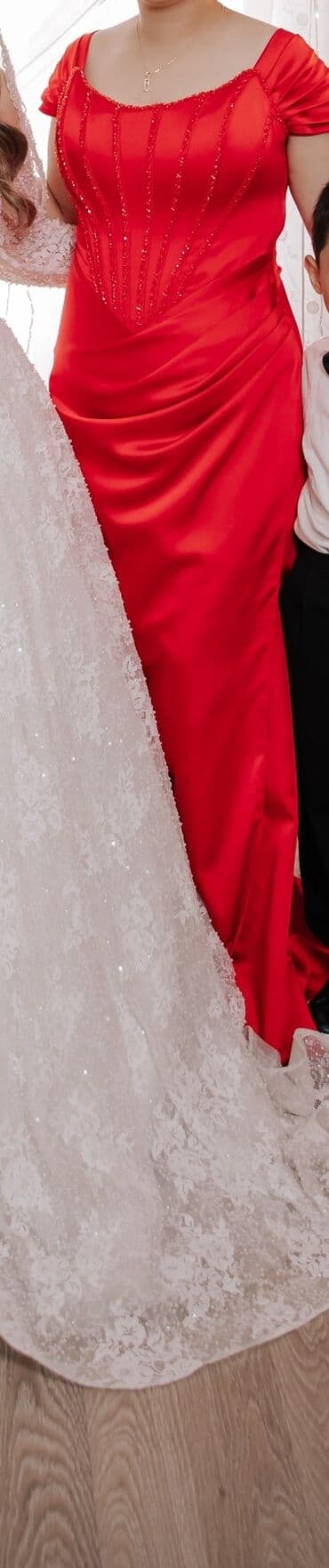 Qırmızı ziyafət/libas - Rəng: parlaq qırmızı - Model: bədənə oturan lalafo.az -da Qırmızı ziyafət/libas - Rəng: parlaq qırmızı - Model: bədənə oturan