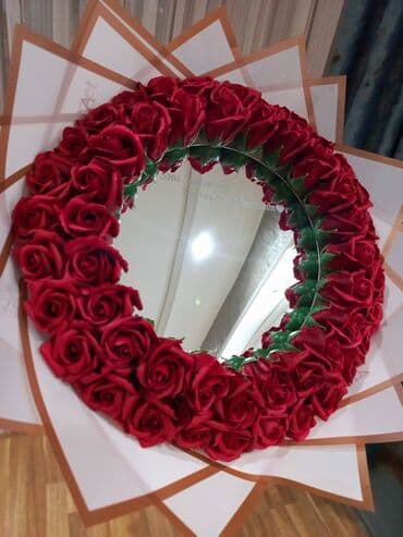 Qırmızı qüllərlə bəzədilmiş dairəvi güzgü buketi - Dairəvi güzgünün lalafo.az -da Qırmızı qüllərlə bəzədilmiş dairəvi güzgü buketi - Dairəvi güzgünün