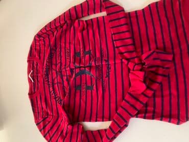 Qırmızı rəngli, tünd mavi zolaqlı uzunqollu köynək. Ön hissədə “Guess lalafo.az -da Qırmızı rəngli, tünd mavi zolaqlı uzunqollu köynək. Ön hissədə “Guess