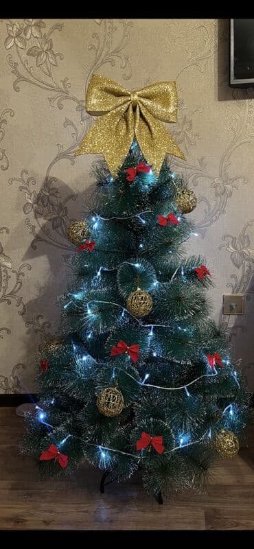 Bayram üçün bəzədilmiş süni yolka - Material: sıx budaqlı, tünd-yaşıl lalafo.az -da Bayram üçün bəzədilmiş süni yolka - Material: sıx budaqlı, tünd-yaşıl