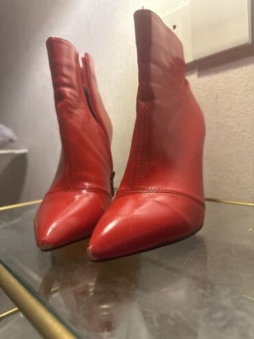 Qırmızı dəri qadın botları - Model: dar burunlu, qısa şaftlı ankle lalafo.az -da Qırmızı dəri qadın botları - Model: dar burunlu, qısa şaftlı ankle