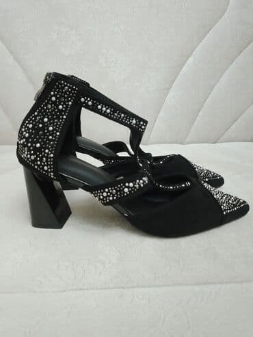 Qadın ayaqqabısı – zinətli, qara rəng - Model: burnu iti, T-remenli lalafo.az -da Qadın ayaqqabısı – zinətli, qara rəng - Model: burnu iti, T-remenli