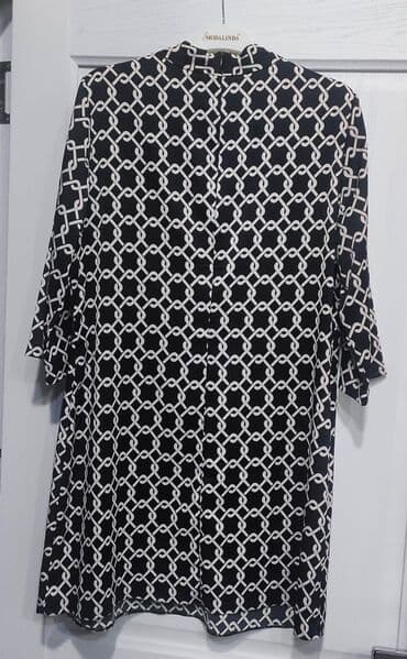 Qadın paltarı – qara fon üzərində ağ zəncirvari naxışlı, rahat lalafo.az -da Qadın paltarı – qara fon üzərində ağ zəncirvari naxışlı, rahat