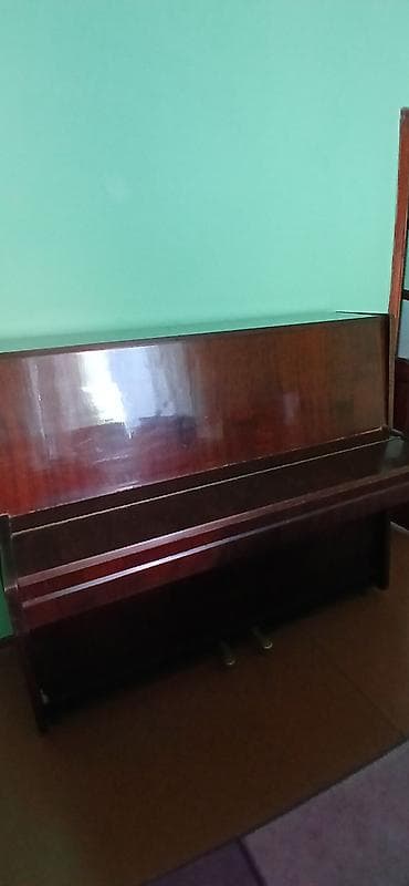 Upright pianino – klassik dizaynlı, qəhvəyi laklı ağac korpus. - 88 at lalafo.az Upright pianino – klassik dizaynlı, qəhvəyi laklı ağac korpus. - 88