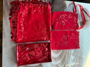 Qırmızı rəngdə, pulcuqlar və naxışlarla bəzədilmiş bəzək dəsti. Dəstə lalafo.az -da Qırmızı rəngdə, pulcuqlar və naxışlarla bəzədilmiş bəzək dəsti. Dəstə