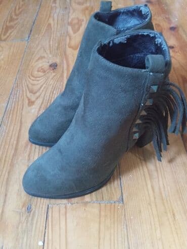 Zeytun-yaşıl rəngdə, süet toxumalı qadın qısa çəkmələri. Yan lalafo.az -da Zeytun-yaşıl rəngdə, süet toxumalı qadın qısa çəkmələri. Yan