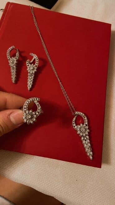 Dəstə daxildir: Muncuq, Boyunbağı, Üzük, Swarovski, Gümüş, 925 Əyar lalafo.az -da Dəstə daxildir: Muncuq, Boyunbağı, Üzük, Swarovski, Gümüş, 925 Əyar