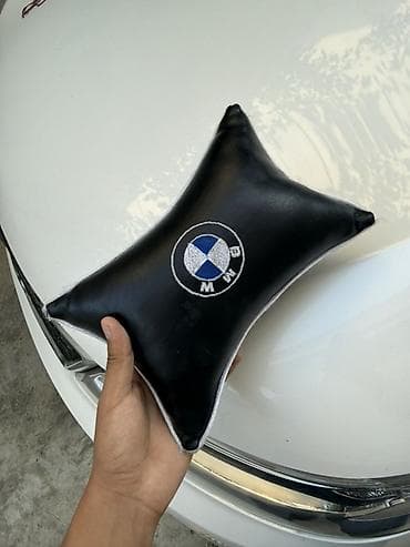 BMW üçün avtomobil boyun yastığı - Material: qara süni dəri üstlük at lalafo.az BMW üçün avtomobil boyun yastığı - Material: qara süni dəri üstlük