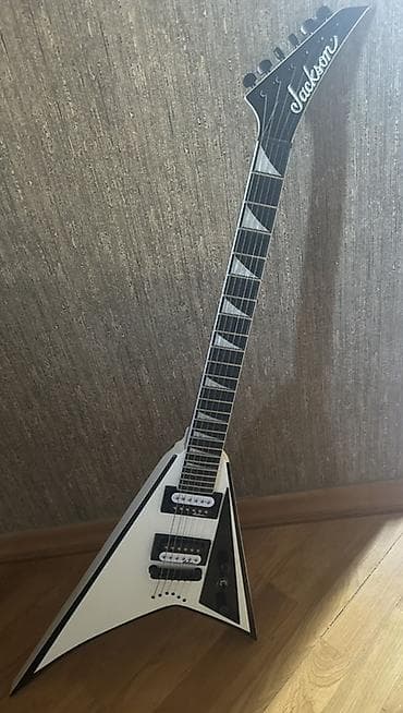 Jackson elektrik gitar – Rhoads (RR) tərzi, ağ-qara “V” korpus lalafo.az -da Jackson elektrik gitar – Rhoads (RR) tərzi, ağ-qara “V” korpus