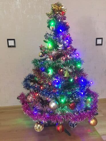 Yeni il şam ağacı əla vəziyyətdə oyuncaqları ilə birgə satılır lalafo.az -da Yeni il şam ağacı əla vəziyyətdə oyuncaqları ilə birgə satılır