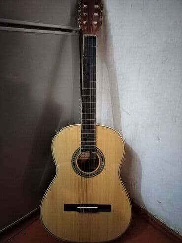 Akustik klassik gitara. Açıq rəngli taxtadan hazırlanıb, tünd rəngli lalafo.az -da Akustik klassik gitara. Açıq rəngli taxtadan hazırlanıb, tünd rəngli
