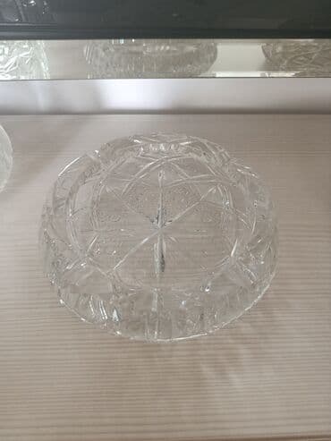 Şəffaf şüşədən hazırlanmış, çoxbucaqlı naxışlarla bəzədilmiş dairəvi lalafo.az -da Şəffaf şüşədən hazırlanmış, çoxbucaqlı naxışlarla bəzədilmiş dairəvi