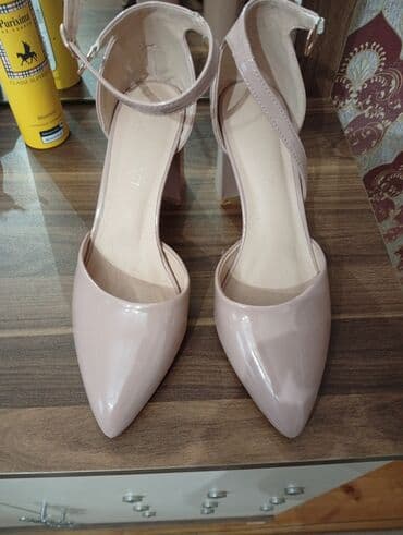 Qadın ayaqqabısı – laklı, açıq bej/nüd rəngdə, sivri burunlu model. - lalafo.az -da Qadın ayaqqabısı – laklı, açıq bej/nüd rəngdə, sivri burunlu model. -