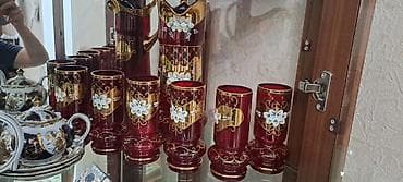 Bədii naxışlı qırmızı şüşə içki dəsti - Tərkib: 1 ədəd qrafin/karaf lalafo.az -da Bədii naxışlı qırmızı şüşə içki dəsti - Tərkib: 1 ədəd qrafin/karaf