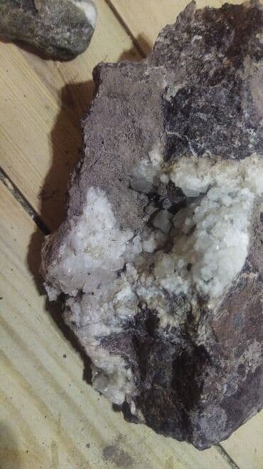 Təbii mineral nümunəsi – içərisi ağ, şəffaf kristal yığıntıları ilə lalafo.az -da Təbii mineral nümunəsi – içərisi ağ, şəffaf kristal yığıntıları ilə