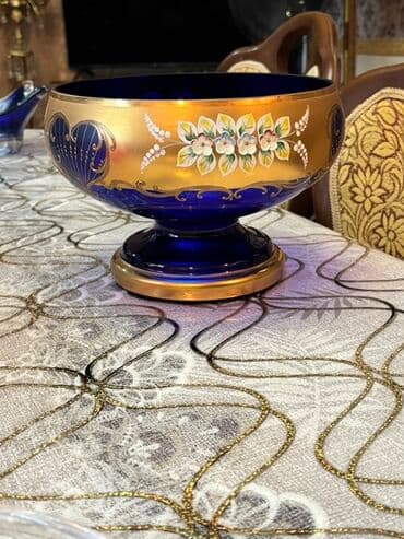 Kobalt-mavi şüşədən hazırlanmış dekorativ ayaqlı qasə (meyvə/qənnadı lalafo.az -da Kobalt-mavi şüşədən hazırlanmış dekorativ ayaqlı qasə (meyvə/qənnadı
