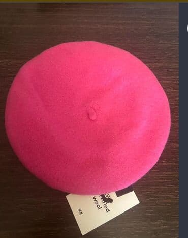 Parlaq çəhrayı rəngdə klassik beret Papaq. - Material: etiketdə lalafo.az -da Parlaq çəhrayı rəngdə klassik beret Papaq. - Material: etiketdə