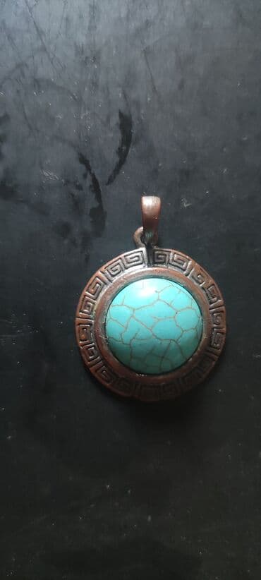 Bürünc rəngli metal çərçivədə, firuzə rəngli daşla bəzədilmiş dəyirmi lalafo.az -da Bürünc rəngli metal çərçivədə, firuzə rəngli daşla bəzədilmiş dəyirmi