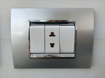 Gümüşü rəngli çərçivəyə malik elektrik rozetkası və iki ədəd ağ rəngli lalafo.az -da Gümüşü rəngli çərçivəyə malik elektrik rozetkası və iki ədəd ağ rəngli