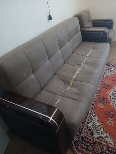 Divan bir ədəd kreslo iki ədəd işlənmiş uzlərində biraz yırtıglar var lalafo.az -da Divan bir ədəd kreslo iki ədəd işlənmiş uzlərində biraz yırtıglar var