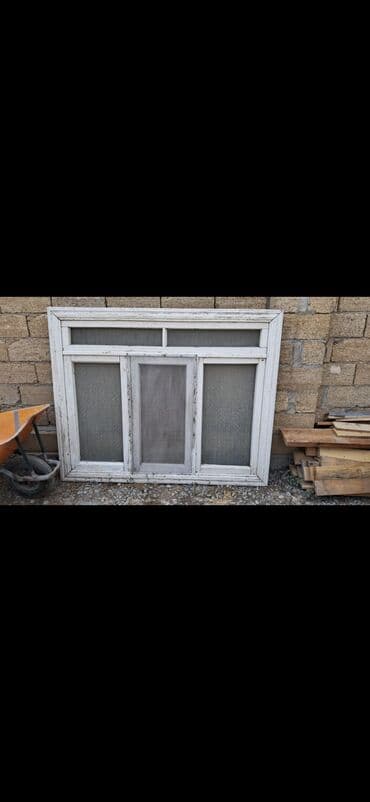 Ağ rəngdə taxta çərçivəli 3 bölməli pəncərə. - Üst hissədə eninə dar lalafo.az -da Ağ rəngdə taxta çərçivəli 3 bölməli pəncərə. - Üst hissədə eninə dar