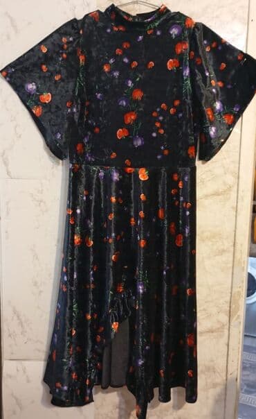 Qadın paltarı – məxməri parça, qara fon üzərində qırmızı və bənövşəyi lalafo.az -da Qadın paltarı – məxməri parça, qara fon üzərində qırmızı və bənövşəyi