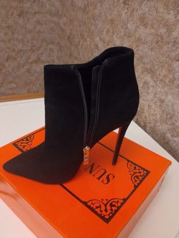 SUN LOVER brendinin qadın qısa boğazlı botları, qara rəngdə və sivri lalafo.az -da SUN LOVER brendinin qadın qısa boğazlı botları, qara rəngdə və sivri