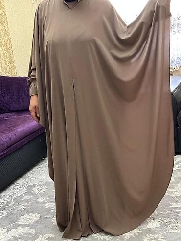 Qəhvəyi rəngdə, rahat və geniş qadın abayası. Uzun qolları və ön lalafo.az -da Qəhvəyi rəngdə, rahat və geniş qadın abayası. Uzun qolları və ön