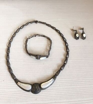 Dəstə daxildir: Bilərzik, Boyunbağı, Sırğa, Gümüş lalafo.az -da Dəstə daxildir: Bilərzik, Boyunbağı, Sırğa, Gümüş