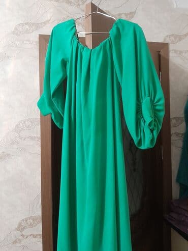 Zümrüd-yaşıl rəngdə uzun, axıcı libas. Model: bol kəsim, geniş ətəkli lalafo.az -da Zümrüd-yaşıl rəngdə uzun, axıcı libas. Model: bol kəsim, geniş ətəkli