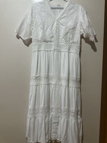 Ağ rəngli, dizdən aşağı uzunluqda yay donu. - Qısa qol, V-şəkilli lalafo.az -da Ağ rəngli, dizdən aşağı uzunluqda yay donu. - Qısa qol, V-şəkilli