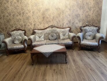 Klassik üslubda oturma dəsti Tərkib: - 3 nəfərlik divan - 2 ədəd iri lalafo.az -da Klassik üslubda oturma dəsti Tərkib: - 3 nəfərlik divan - 2 ədəd iri