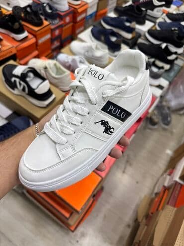 Ağ rəngli gündəlik kişi/kadın idman ayaqqabısı. Üzəri hamar lalafo.az -da Ağ rəngli gündəlik kişi/kadın idman ayaqqabısı. Üzəri hamar