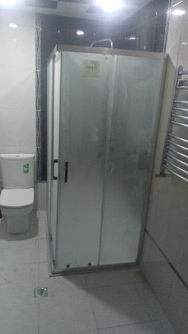 Kvadrat formalı, buzlu şüşədən hazırlanmış duş kabini. Kabinin ön lalafo.az -da Kvadrat formalı, buzlu şüşədən hazırlanmış duş kabini. Kabinin ön