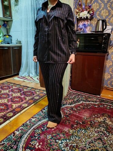 Qara rəngdə zolaqlı iki parçalı qadın dəsti - Üst: uzunqol, düyməli lalafo.az -da Qara rəngdə zolaqlı iki parçalı qadın dəsti - Üst: uzunqol, düyməli