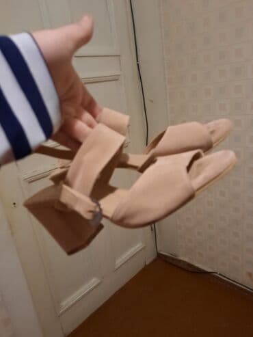 Bej rəngli qadın sandalisi - Model: Açıq barmaqlı, qalın topuqlu lalafo.az -da Bej rəngli qadın sandalisi - Model: Açıq barmaqlı, qalın topuqlu