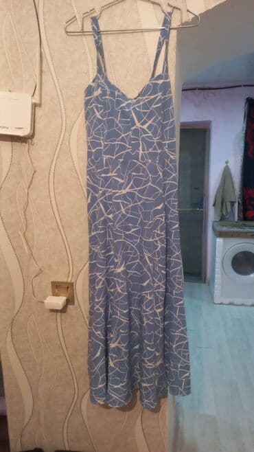 Mavi rəngdə, ağ abstrakt naxışlı uzun yay donu. - Model: nazik çiyin lalafo.az -da Mavi rəngdə, ağ abstrakt naxışlı uzun yay donu. - Model: nazik çiyin