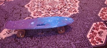 Göy rəngin müxtəlif çalarlarında qalaktika naxışlı skejtbord. Bu lalafo.az -da Göy rəngin müxtəlif çalarlarında qalaktika naxışlı skejtbord. Bu