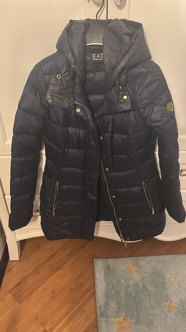 EA7 Emporio Armani qadın şişmə plaş/kurtka - Rəng: tünd göy (navy) - lalafo.az -da EA7 Emporio Armani qadın şişmə plaş/kurtka - Rəng: tünd göy (navy) -